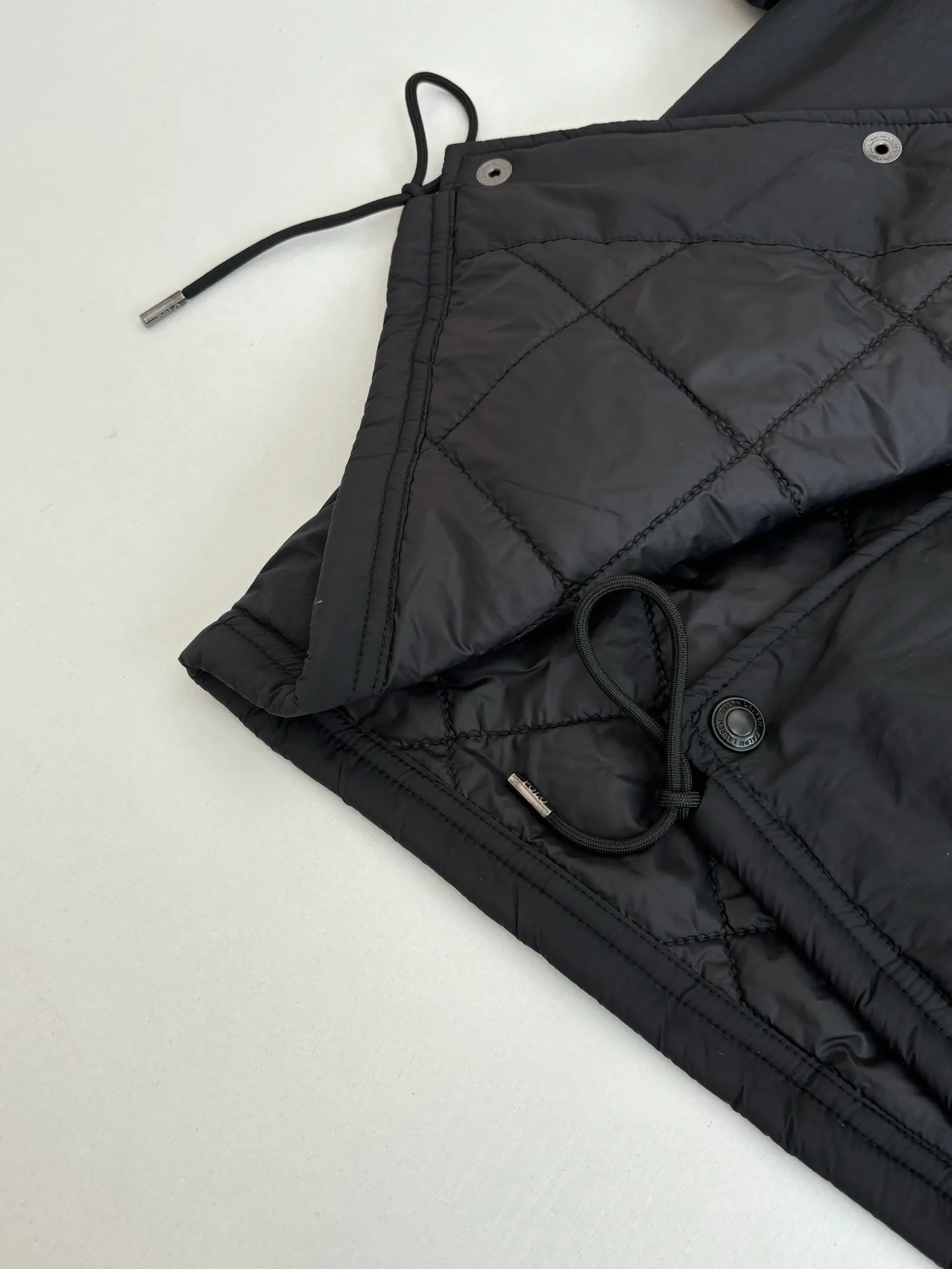P670 Ralph Laure*/Ralph Lauren 25FW red label thin cotton coach jacket. The surface material is made of high-density nylon taffeta with a density of about 210T-300T. The surface is smooth and slightly matte. It has excellent windproof and waterproof performance (with DWR water-repellent treatment). It has strong wrinkle resistance and is easy to care for. It is in line with the positioning of American casual "durable and practical". Lining: Lightweight cotton-polyester blend lining (65% Polyester + 35% Cotton) Embroidery positioning: Precisely position through the template (12cm from the bottom of the neckline, 8cm from the placket) to ensure left and right symmetry and centering.  Size：S/M/L/XL